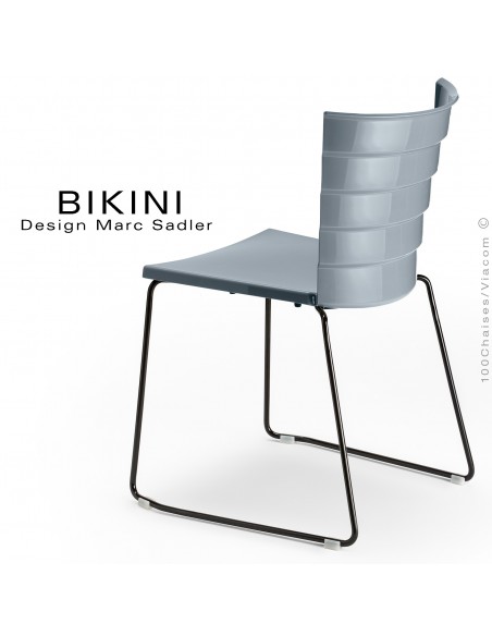 Chaise design pour terrasse BIKINI, piètement type luge acier peint noir, assise plastique gris