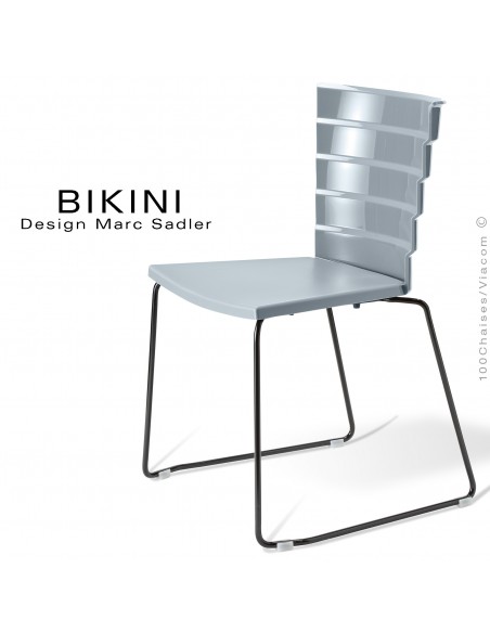 Chaise design pour terrasse BIKINI, piètement type luge acier peint noir, assise plastique gris