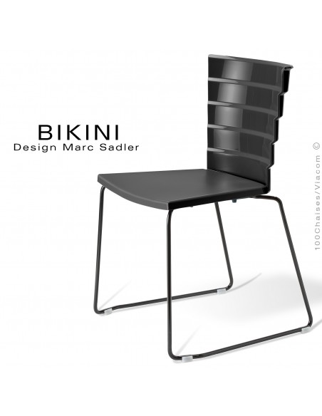 Chaise design pour terrasse BIKINI, piètement type luge acier peint noir, assise plastique noir