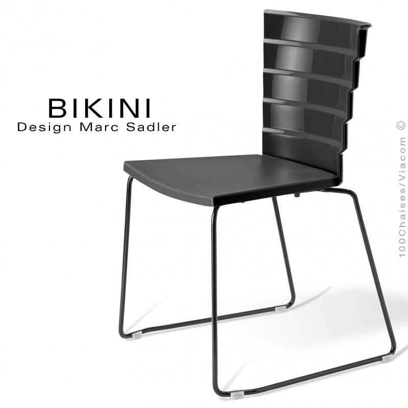 Chaise design pour terrasse BIKINI, piètement type luge acier peint noir, assise plastique noir