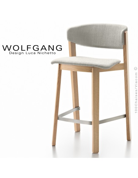 Tabouret bois design WOLFGANG, piétement chêne clair, assise et dossier habillage tissu blanc.