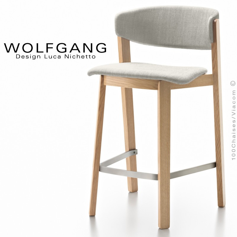 Tabouret bois design WOLFGANG, piétement chêne clair, assise et dossier habillage tissu blanc.