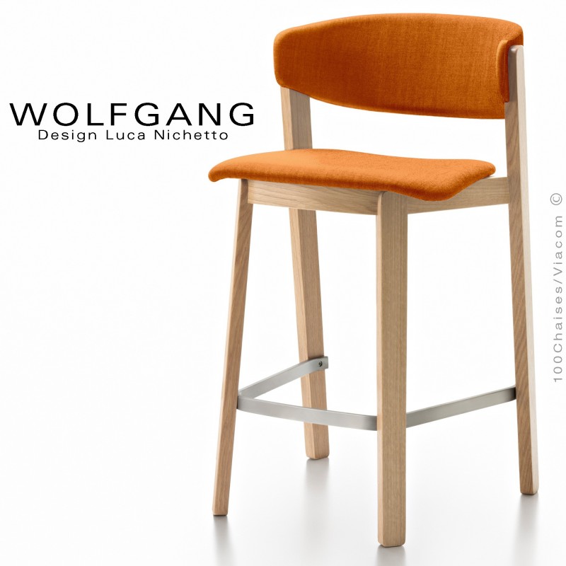 Tabouret bois design WOLFGANG, piétement chêne clair, assise et dossier habillage tissu couleur orange.