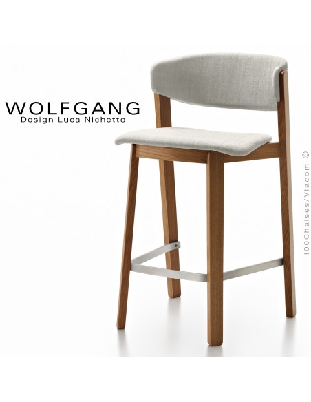 Tabouret en bois design WOLFGANG, piétement vernis noyer moyen, assise et dossier habillage tissu blanc.