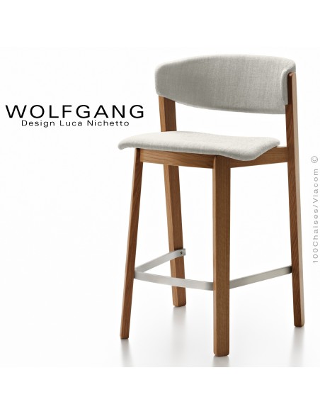 Tabouret en bois design WOLFGANG, piétement vernis noyer moyen, assise et dossier habillage tissu blanc.