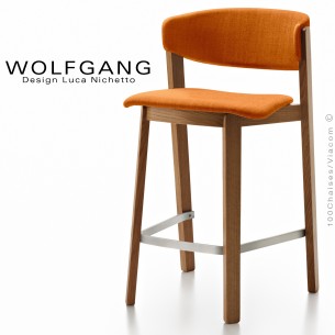 Tabouret en bois design WOLFGANG, piétement vernis noyer moyen, assise et dossier habillage tissu couleur orange.