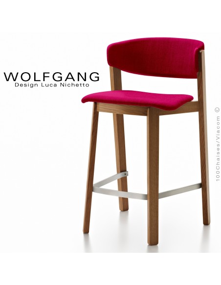 Tabouret en bois design WOLFGANG, piétement vernis noyer moyen, assise et dossier habillage tissu couleur rouge.