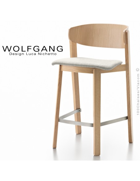 Tabouret en bois design WOLFGANG, piétement vernis chêne clair, dossier en bois de chêne, assise habillage tissu couleur blanc.