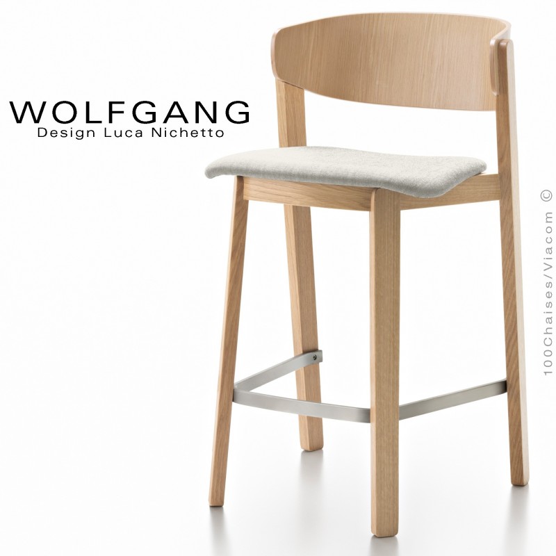 Tabouret en bois design WOLFGANG, piétement vernis chêne clair, dossier en bois de chêne, assise habillage tissu couleur blanc.