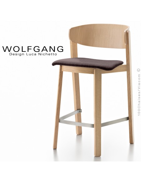 Tabouret en bois design WOLFGANG, piétement chêne clair, dossier chêne, assise habillage tissu couleur chocolat.