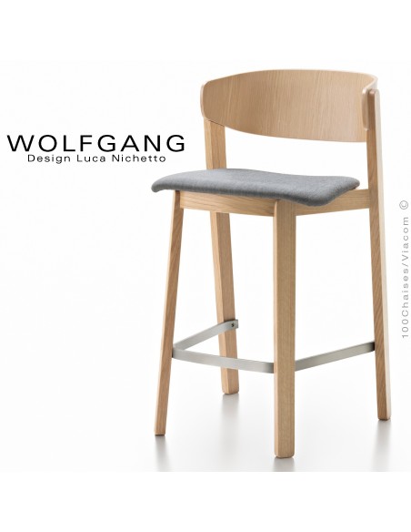 Tabouret en bois design WOLFGANG, piétement chêne clair, dossier chêne, assise habillage tissu couleur gris moyen.