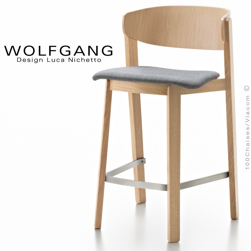 Tabouret en bois design WOLFGANG, piétement chêne clair, dossier chêne, assise habillage tissu couleur gris moyen.
