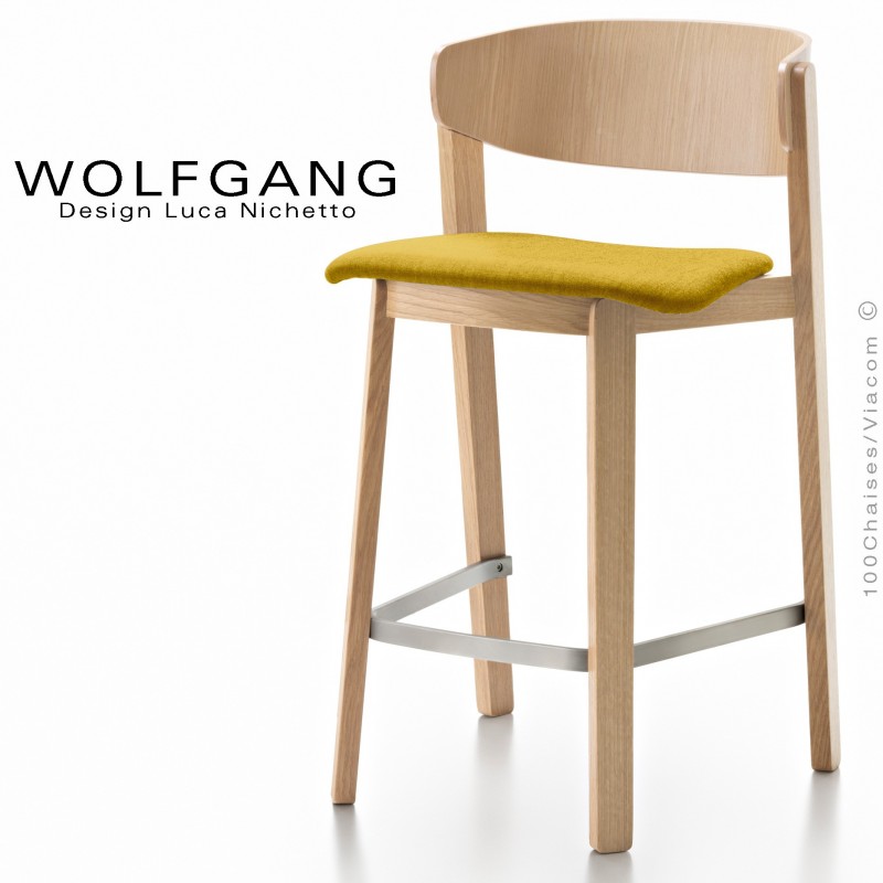 Tabouret en bois design WOLFGANG, piétement chêne clair, dossier chêne, assise habillage tissu couleur jaune.