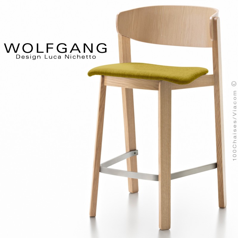 Tabouret en bois design WOLFGANG, piétement chêne clair, dossier chêne, assise habillage tissu couleur moutarde.