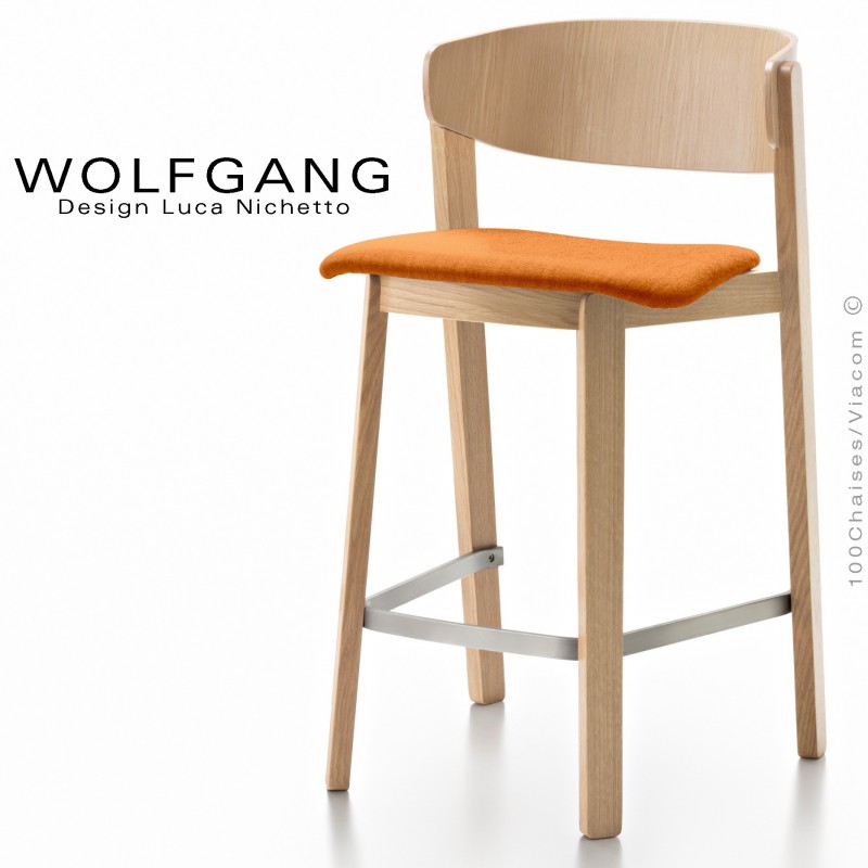 Tabouret en bois design WOLFGANG, piétement chêne clair, dossier chêne, assise habillage tissu couleur orange.