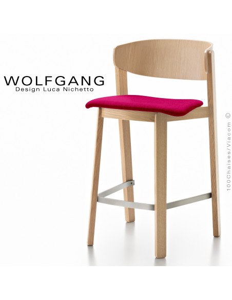 Tabouret en bois design WOLFGANG, piétement chêne clair, dossier chêne, assise habillage tissu couleur rouge.