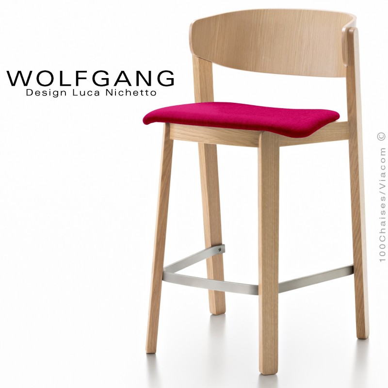 Tabouret en bois design WOLFGANG, piétement chêne clair, dossier chêne, assise habillage tissu couleur rouge.