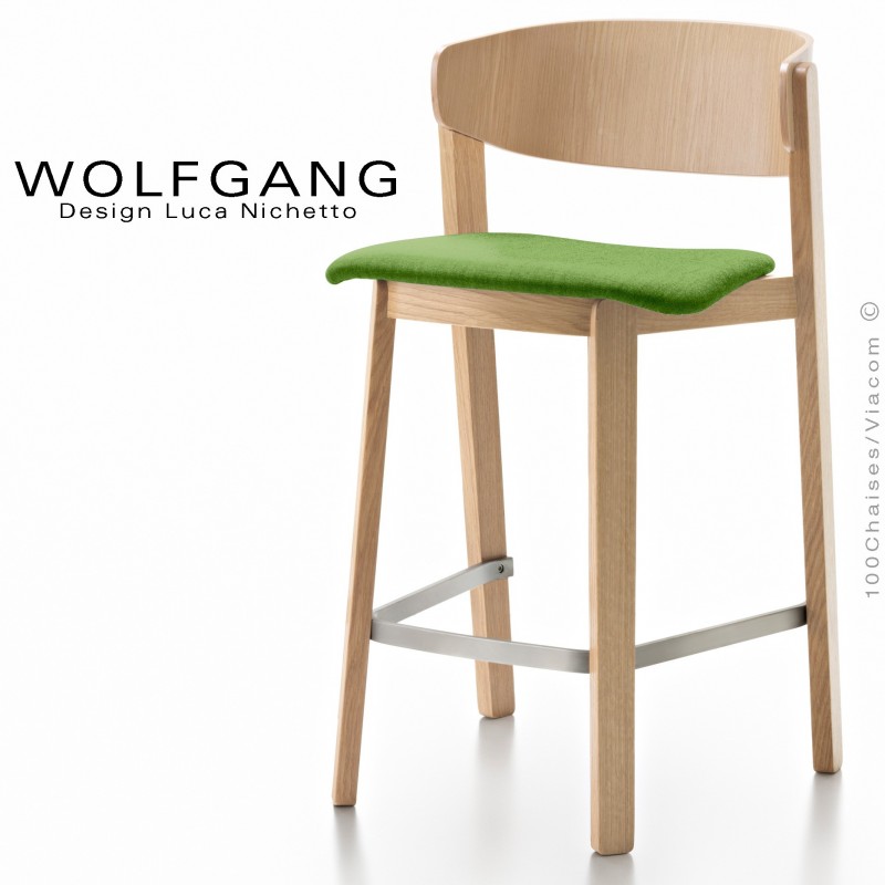 Tabouret en bois design WOLFGANG, piétement chêne clair, dossier chêne, assise habillage tissu couleur vert clair.