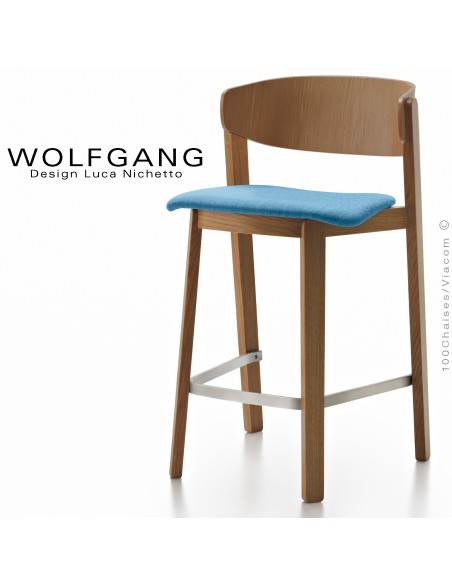 Tabouret design en bois WOLFGANG, pour cuisine et îlot central, vernis noyer, assise habillage tissu couleur bleu clair.