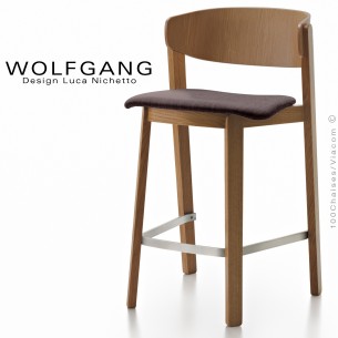 Tabouret design en bois WOLFGANG, pour cuisine et îlot central, vernis noyer, assise habillage tissu couleur chocolat.