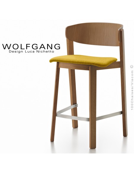 Tabouret design en bois WOLFGANG, pour cuisine et îlot central, vernis noyer, assise habillage tissu couleur jaune.