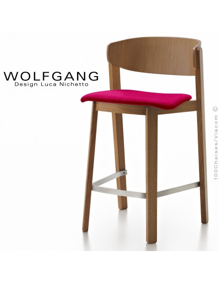 Tabouret design en bois WOLFGANG, pour cuisine et îlot central, vernis noyer, assise habillage tissu couleur rouge.