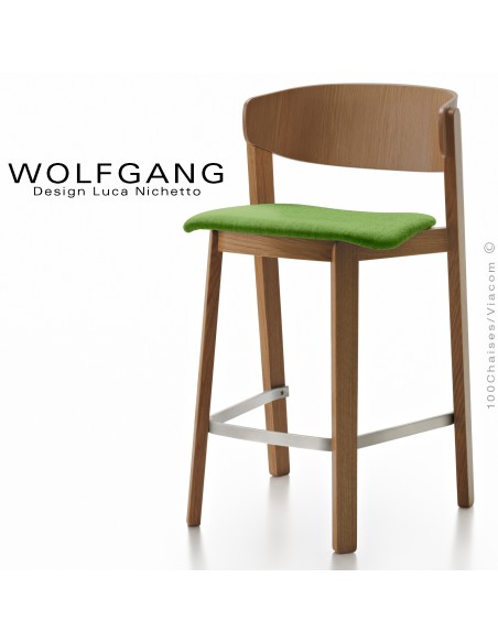 Tabouret design en bois WOLFGANG, pour cuisine et îlot central, vernis noyer, assise habillage tissu couleur vert clair.