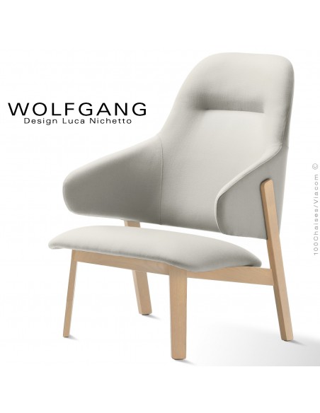 Fauteuil lounge assise basse WOLFGANG, structure chêne clair, assise et dossier capitonnés, habillage tissu couleur blanc.