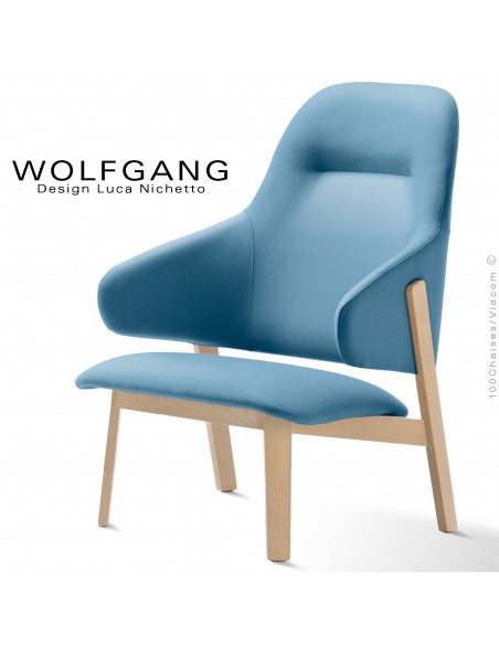 Fauteuil lounge assise basse WOLFGANG, structure chêne clair, assise et dossier capitonnés, habillage tissu couleur bleu.