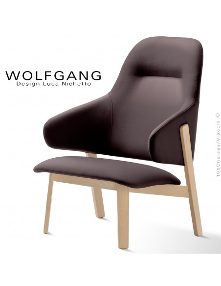 Fauteuil lounge assise basse WOLFGANG, structure chêne clair, assise et dossier capitonnés, habillage tissu couleur chocolat.