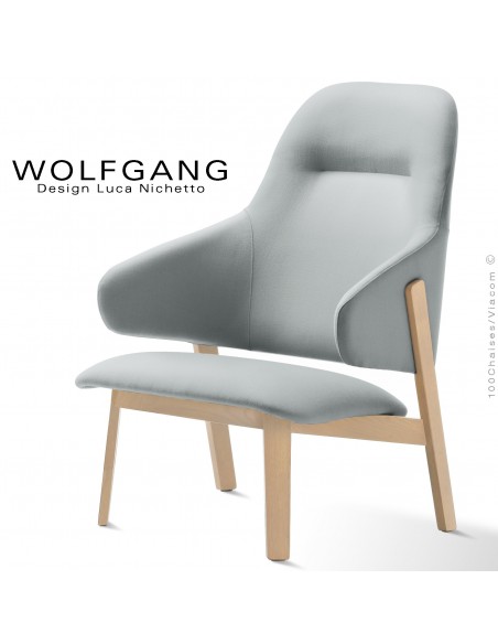 Fauteuil lounge assise basse WOLFGANG, structure chêne clair, assise et dossier capitonnés, habillage tissu couleur glace.