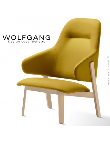 Fauteuil lounge assise basse WOLFGANG, structure chêne clair, assise et dossier capitonnés, habillage tissu couleur jaune.