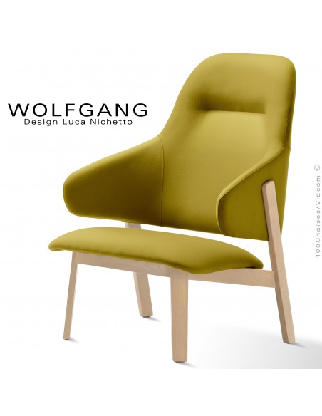 Fauteuil lounge assise basse WOLFGANG, structure chêne clair, assise et dossier capitonnés, habillage tissu couleur moutarde.