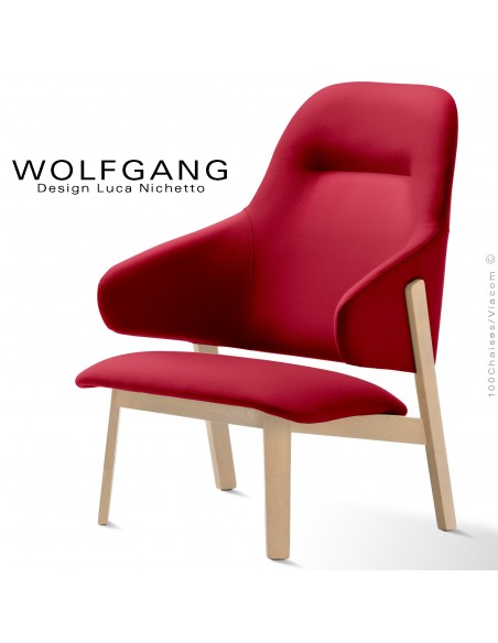 Fauteuil lounge assise basse WOLFGANG, structure chêne clair, assise et dossier capitonnés, habillage tissu couleur rouge.