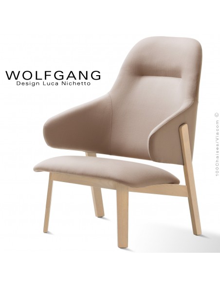 Fauteuil lounge assise basse WOLFGANG, structure chêne clair, assise et dossier capitonnés, habillage tissu couleur sable.
