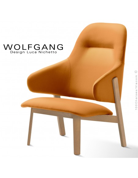 Fauteuil lounge assise basse WOLFGANG, structure chêne naturel, assise et dossier capitonnés, habillage tissu couleur orange.
