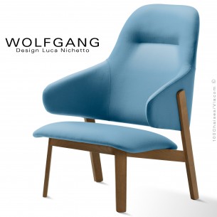 Fauteuil lounge assise basse WOLFGANG, structure vernis noyer, assise et dossier capitonnés, habillage tissu couleur bleu.