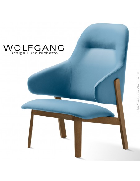 Fauteuil lounge assise basse WOLFGANG, structure vernis noyer, assise et dossier capitonnés, habillage tissu couleur bleu.