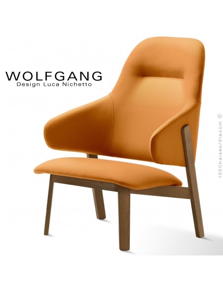 Fauteuil lounge assise basse WOLFGANG, structure vernis noyer, assise et dossier capitonnés, habillage tissu couleur orange.