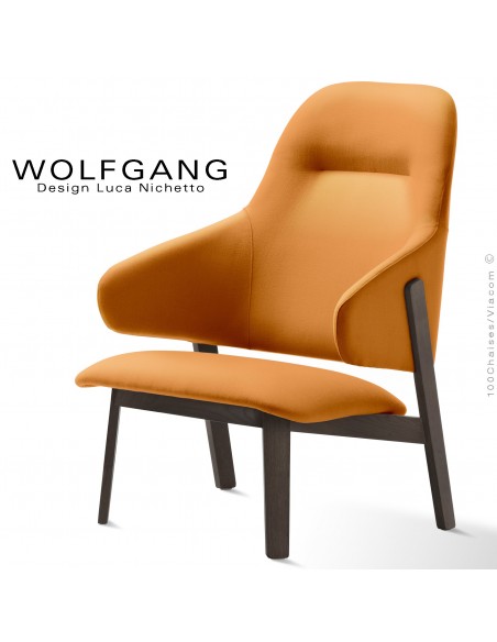 Fauteuil lounge assise basse WOLFGANG, structure vernis wengé, assise et dossier capitonnés, habillage tissu couleur orange.
