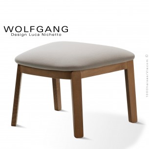 Repose-pieds pour fauteuil lounge assise basse WOLFGANG piètement chêne vernis noyer, habillage tissu couleur sable.