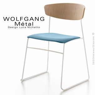 Chaise WOLFGANG Métal, piétement acier peint blanc, assise habillage tissu bleu, dossier chêne massif naturel