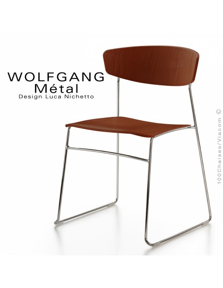 chaise WOLFGANG Métal, structure et piétement chromé, assise et dossier chêne naturel vernis acajou.