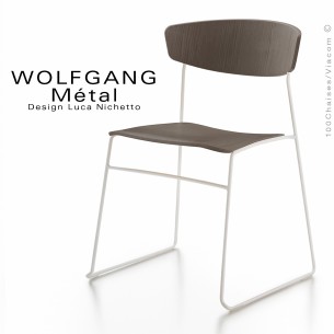 chaise WOLFGANG Métal, structure et piétement peint blanc, assise et dossier chêne vernis tabac