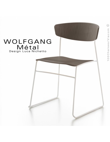 chaise WOLFGANG Métal, structure et piétement peint blanc, assise et dossier chêne vernis tabac
