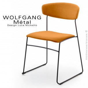 Chaise WOLFGANG Métal, piétement acier peint noir, assise et dossier habillage tissu couleur orange.