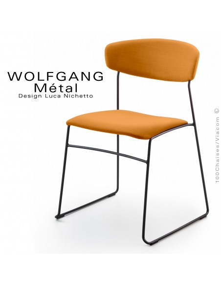 Chaise WOLFGANG Métal, piétement acier peint noir, assise et dossier habillage tissu couleur orange.