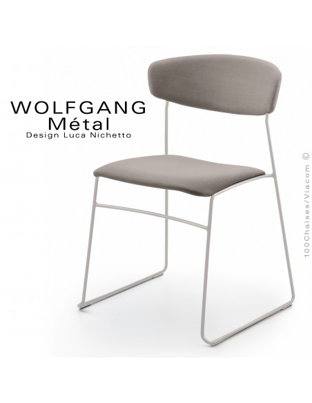 Chaise WOLFGANG Métal, piétement acier peint blanc, assise et dossier habillage tissu couleur sable.