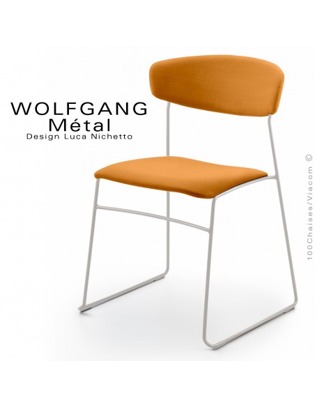 Chaise WOLFGANG Métal, piétement acier peint blanc, assise et dossier habillage tissu couleur orange.