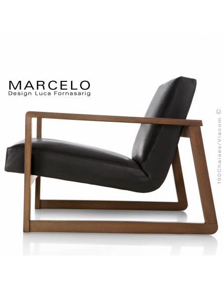 Fauteuil lounge pour salon, lieu d'attente MARCELO structure chêne, vernis noyer, assise et dossier garnis, habillage cuir noir.